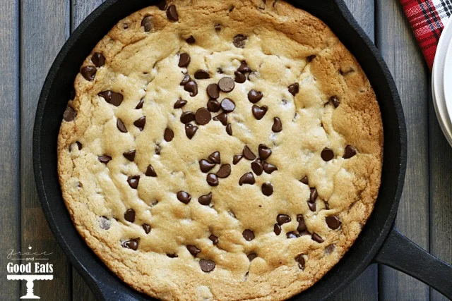 Galleta gigante con pepitas de chocolate en sartén
