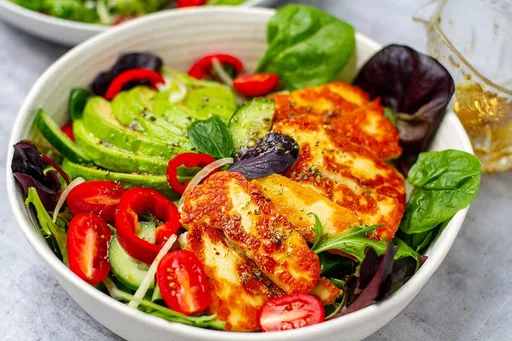 Ensalada de aguacate y queso halloumi con aderezo mediterráneo