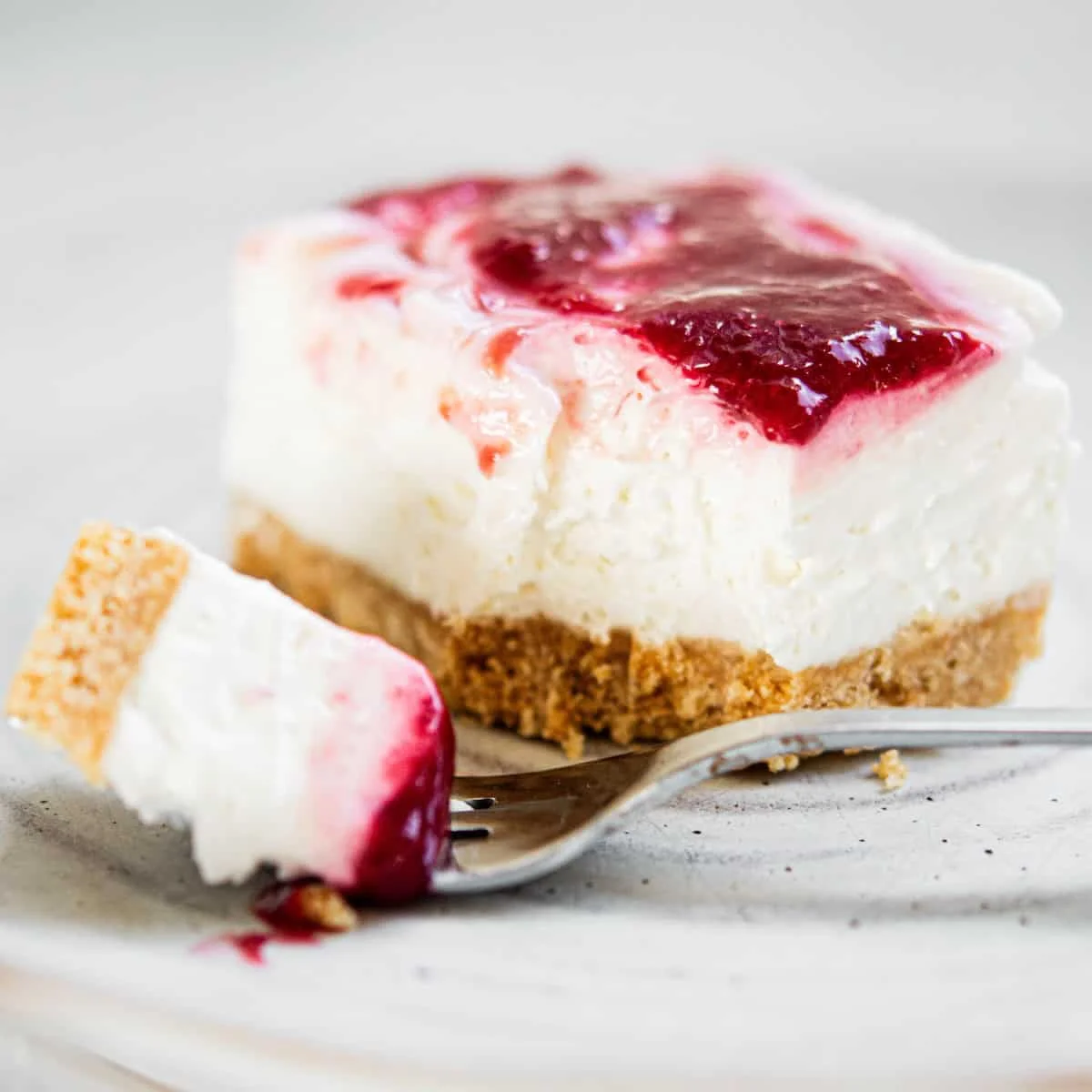 No-Bake Raspberry Cheesecake Bars