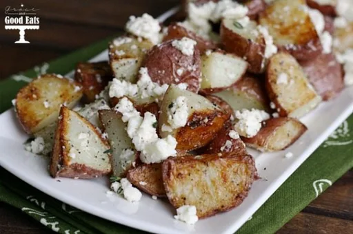 Patatas nuevas asadas con queso feta