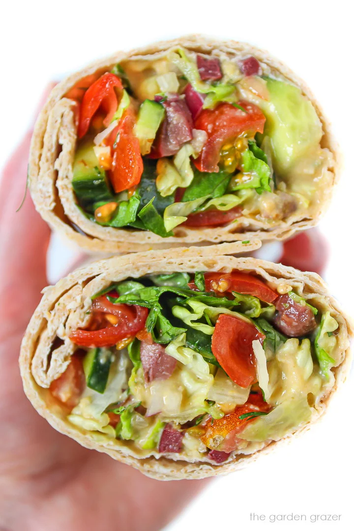 Wrap con insalata greca e hummus