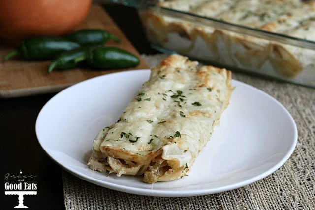 Enchiladas de pollo con queso crema y chile verde