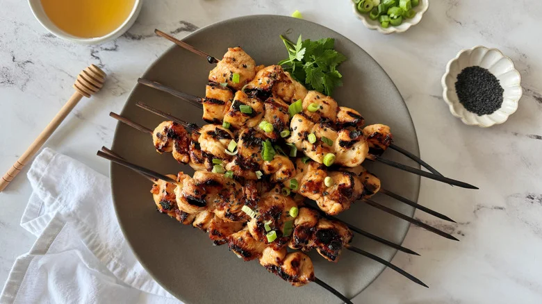 Receta de brochetas de pollo con miel y ajo