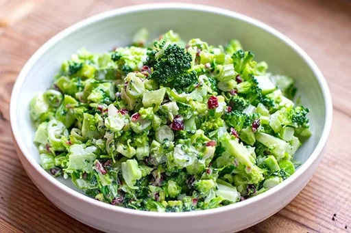 Ensalada cremosa de brócoli con arándanos rojos y apio