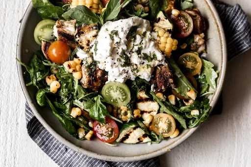 Ensalada de tomate antiguo y verduras a la parrilla con burrata y vinagreta de albahaca