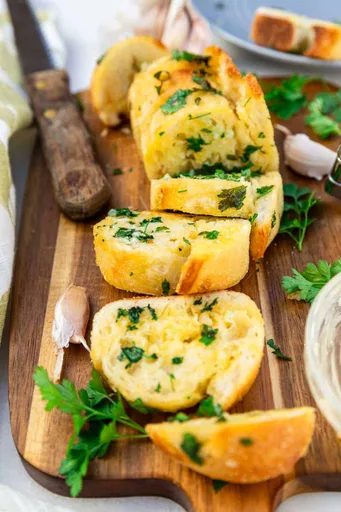 Easy Air Fryer Garlic Bread (Fresh Or Frozen Mini Loaves)