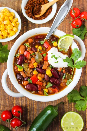 Chili de tres judías Fiesta (¡Vegano!)