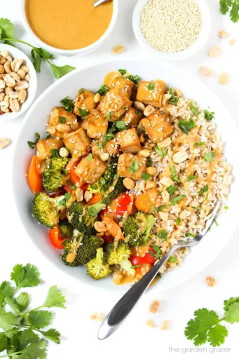 Bol de arroz con tofu y salsa de cacahuete