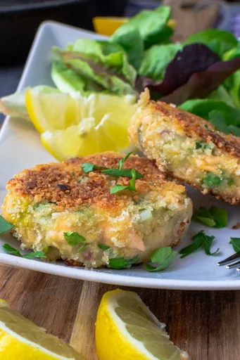 Salmon Cakes Recipe (Easy & Crispy!)