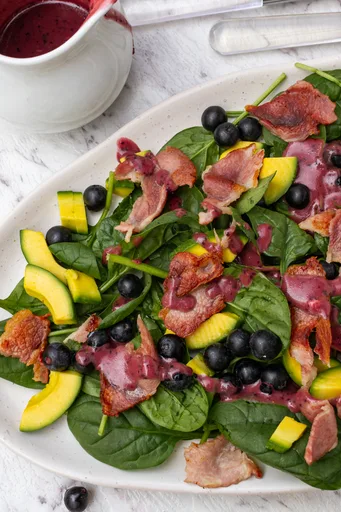 Ensalada de espinacas y arándanos (con beicon y aguacate)