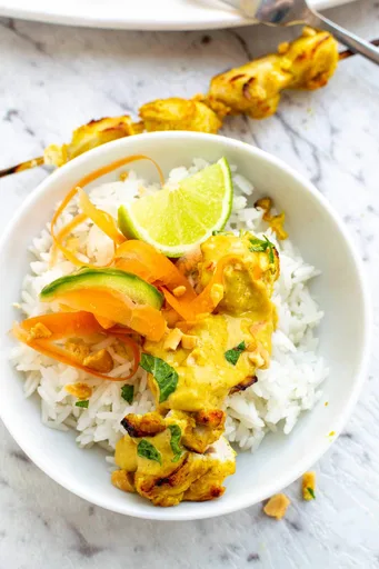 Pollo satay fácil con arroz