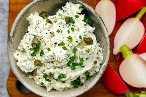 Queso crema con cebollino y alcaparras