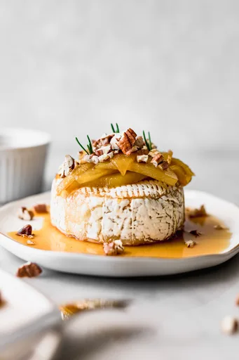 Queso Brie con pera caramelizada