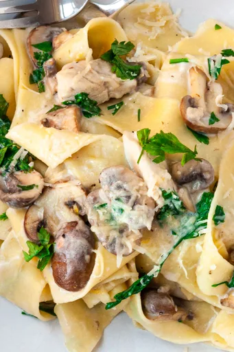 Pasta con pollo y champiñones (cremosa y fácil)