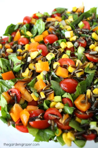 Ensalada de espinacas y arroz salvaje con aderezo de limón y ajo
