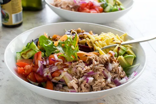 Receta fácil de ensalada de atún (favorita para cenar en 10 minutos)