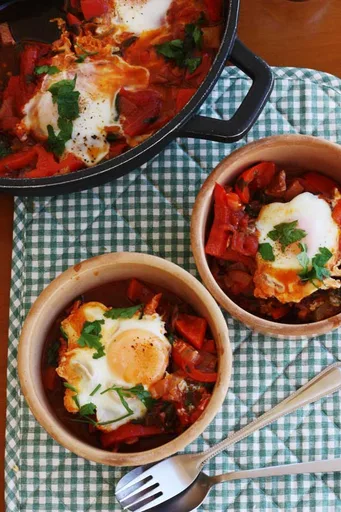 Huevos con tomates, pimientos rojos y beicon