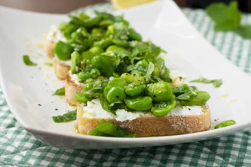 Tostada de Habas con Ricotta y Menta