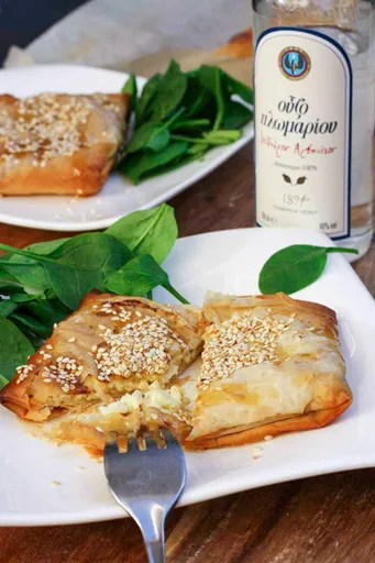 Paquetes de pasta filo con feta y miel