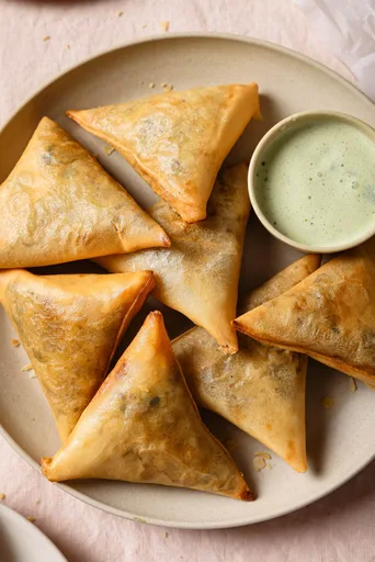 Receta de Samosas Crujientes de Keema (¡Doblado Fácil!)