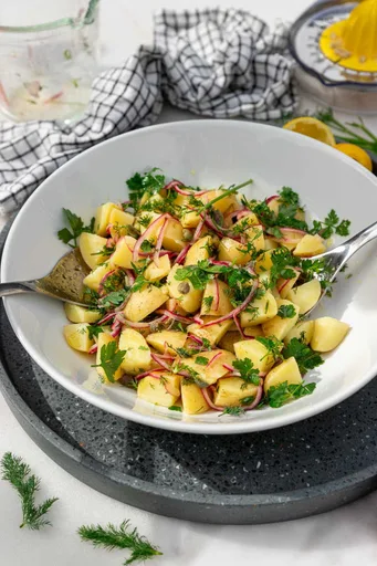 Ensalada de patata griega (¡fácil y ligera!)