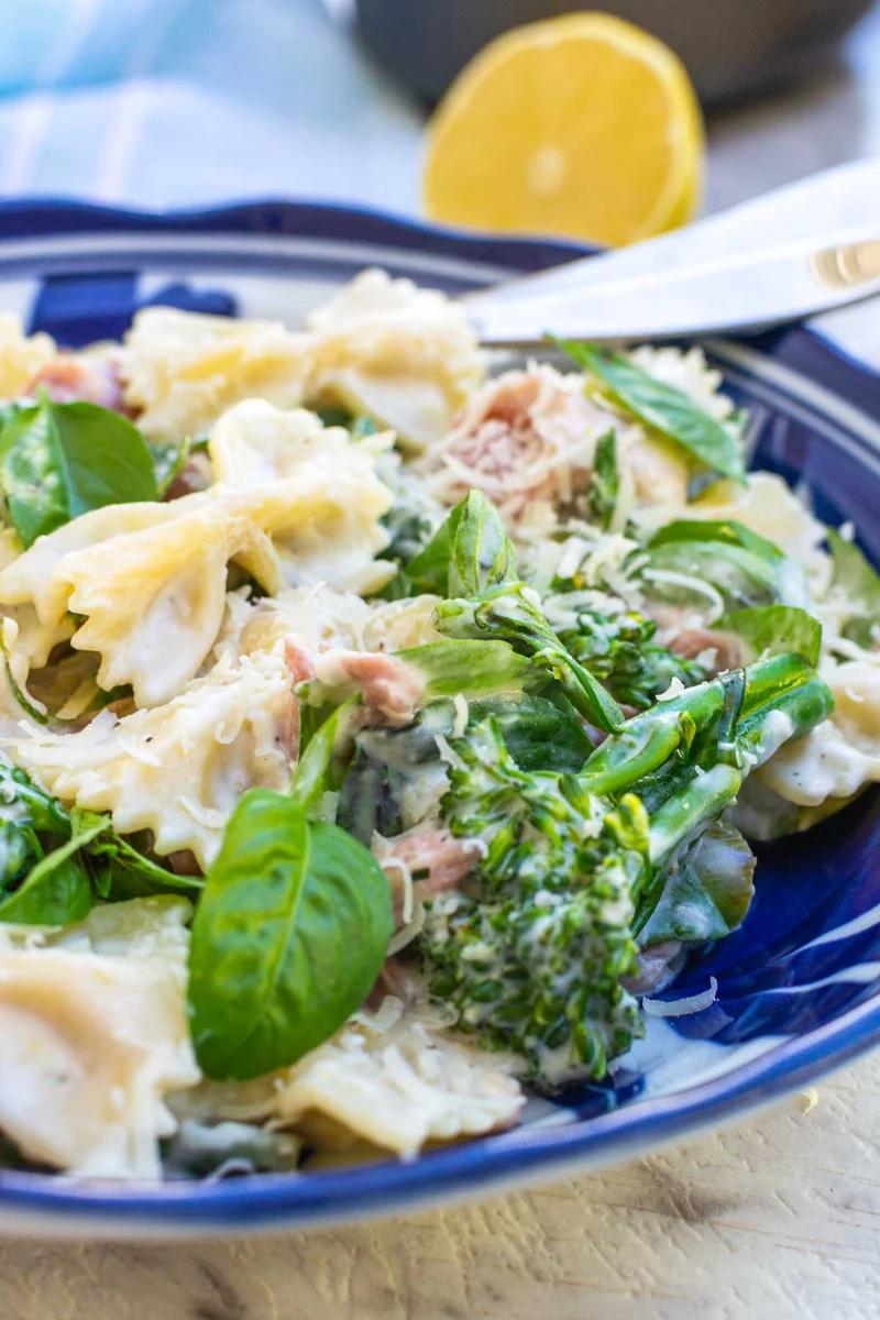 Pasta con Prosciutto en 20 Minutos (Con Brócoli y Ricotta)