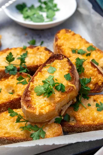 Tostadas de queso parmesano en 10 minutos (para sopas, guarniciones, aperitivos y más)