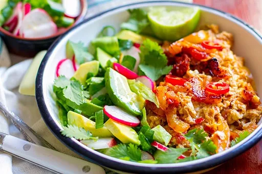 Huevos revueltos a la mexicana con ensalada de aguacate y rábano