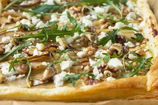Tarta de pera, feta y nueces