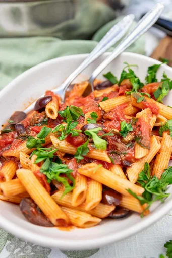 Penne a la puttanesca (¡receta fácil de despensa!)