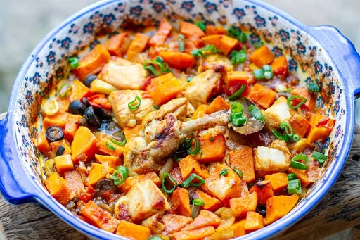 Pastel de pollo y boniato con aceitunas y limón confitado