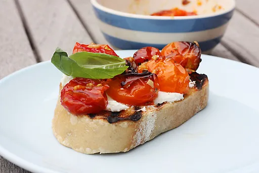 Brusqueta de tomates asados lentamente y ricotta