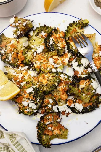 Brócoli aplastado con queso feta