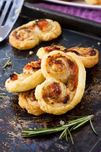 Palmeras de tomate seco, parmesano y romero