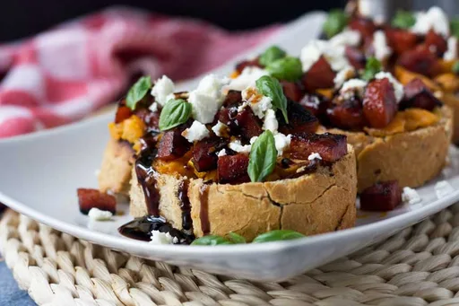 Bruschetta de Boniato, Chorizo y Feta