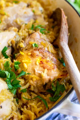 Pollo con arroz en sartén en 30 minutos (un solo recipiente)