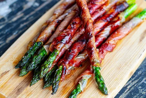Espárragos envueltos en jamón serrano