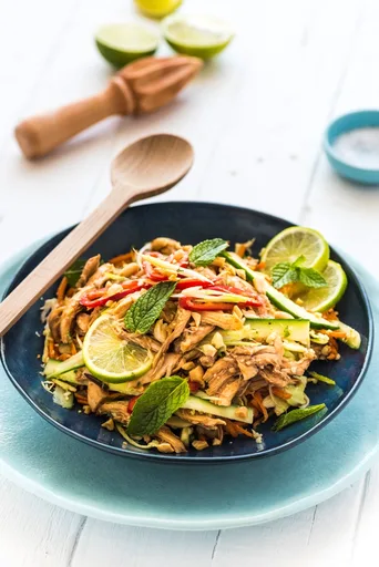 Ensalada de pollo desmenuzado de inspiración asiática