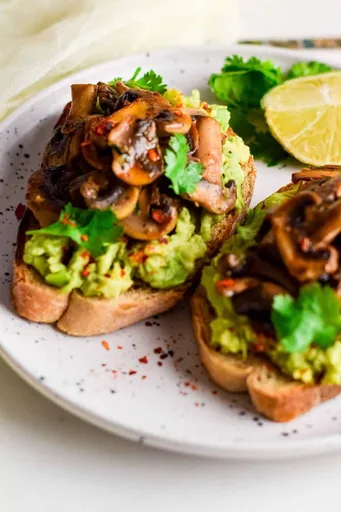 Tostada de aguacate y champiñones