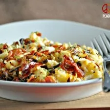 Macarrones con queso, cebolla caramelizada y jamón serrano