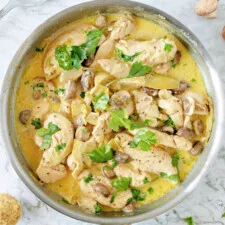 Pollo a la mostaza Dijon con champiñones y alcachofas