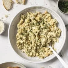 Ensalada de huevo cremosa al eneldo
