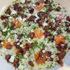 Sartén cremosa de bacon, huevos y hierbas