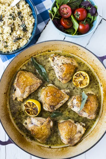 Pollo asado al vino blanco con limón y hierbas