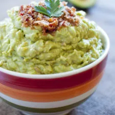 Guacamole picante - bajo en carbohidratos, sin gluten, paleo