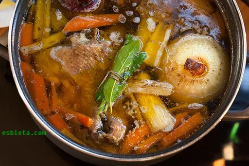 Homemade chicken stock