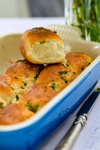 Cheesy Garlic Dinner Rolls