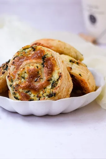 Cheesy Spinach Scrolls
