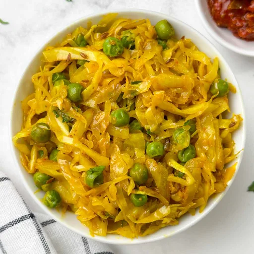Salteado de repollo y guisantes (Patta Gobi Matar)