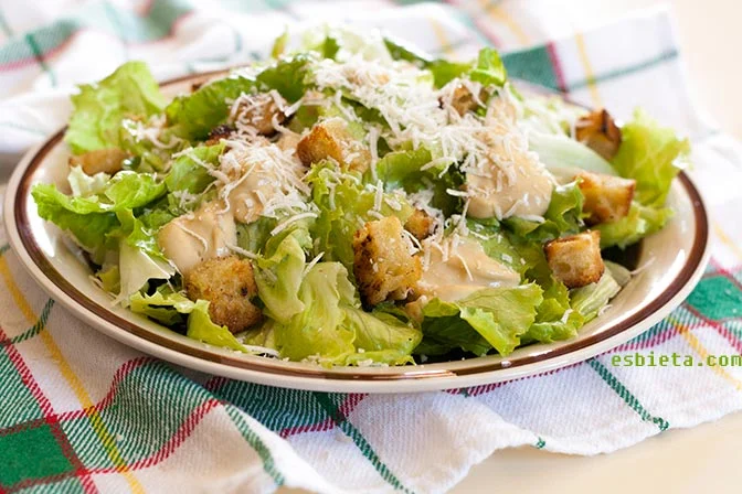 Ensalada César con salsa hecha en casa